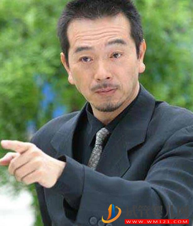 長得帥氣又專情，寵圈外老婆20年，今試管生的兒子繼承爸爸顏值(圖1)