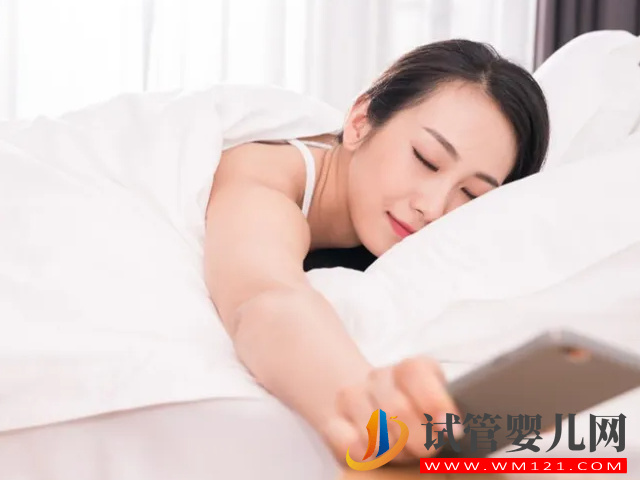 坐月子太無聊千萬別玩手機，后遺癥找到你后悔都來不及(圖1)