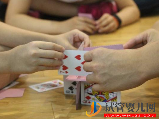 假期父母陪小孩打撲克，好玩還能培養“高智商”(圖2)