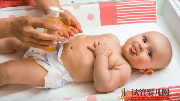 給寶寶按摩，幫助他們睡得更好！就是這樣(圖2)