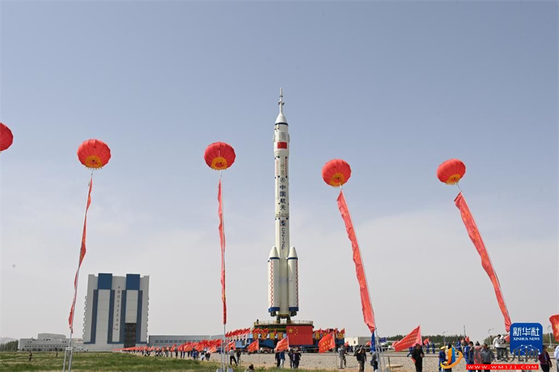 神舟十六號計劃近日擇機實施發射 船箭組合體轉運至發射區(圖1)
